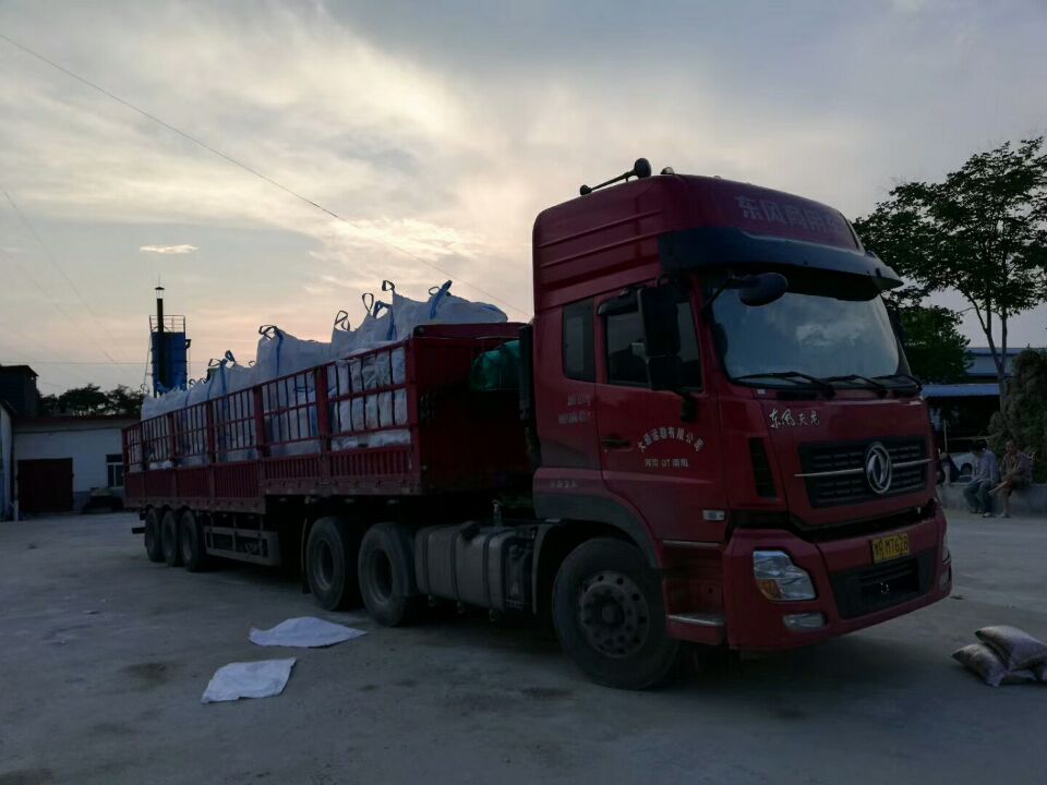 64噸分子篩，發(fā)往廣東，倆車(chē)輪著裝，裝到天黑。